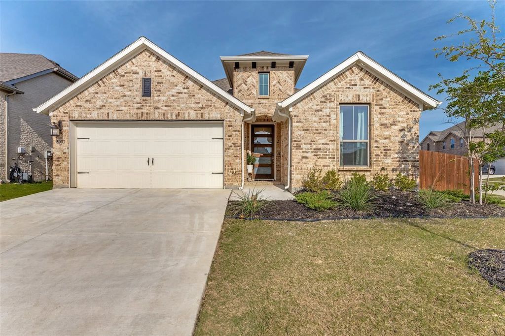 5933 Lovills Creek Street, Fort Worth