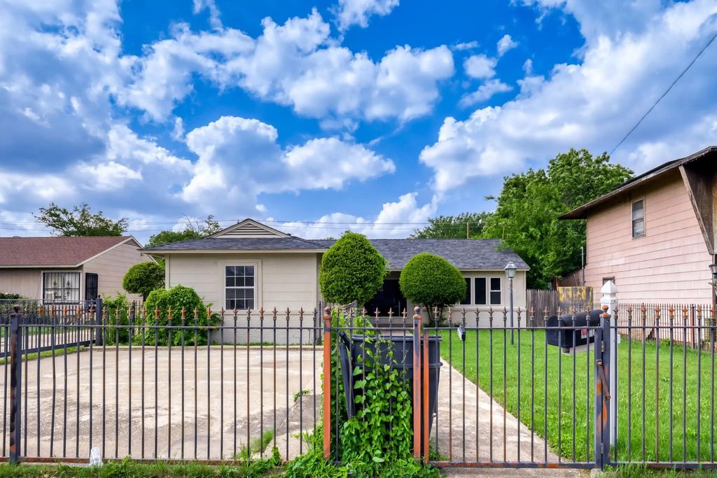 1017 Hoke Smith Drive, Dallas