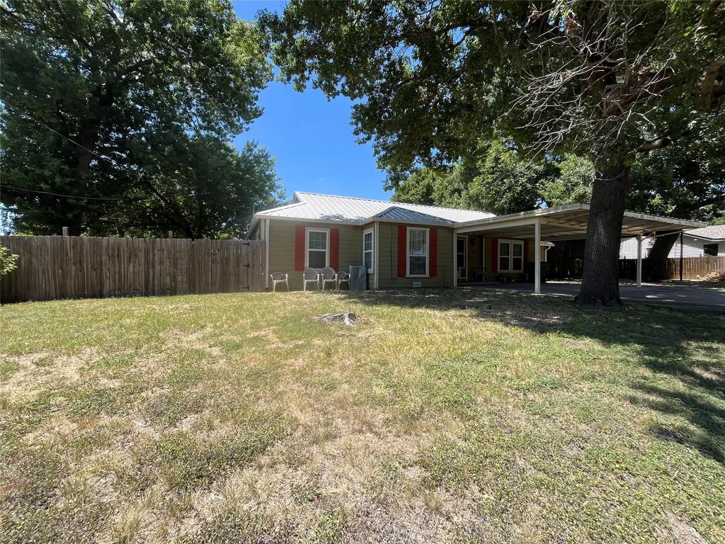 301 Briggs Street, Waxahachie