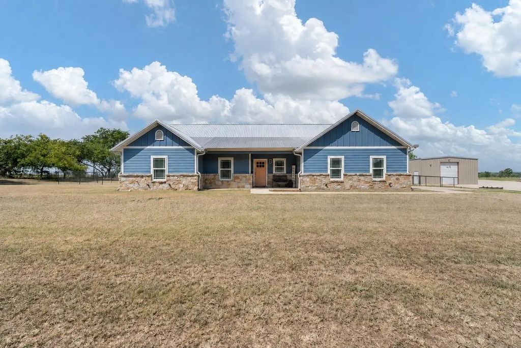 8868 County Road 1205, Grandview