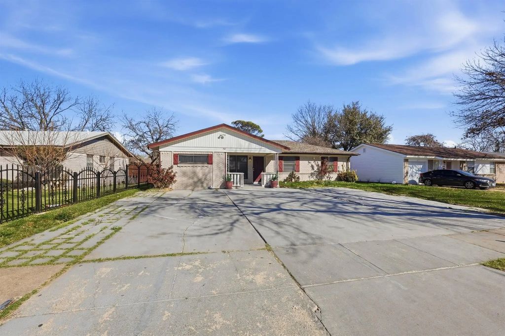 242 W Cober Drive, Grand Prairie