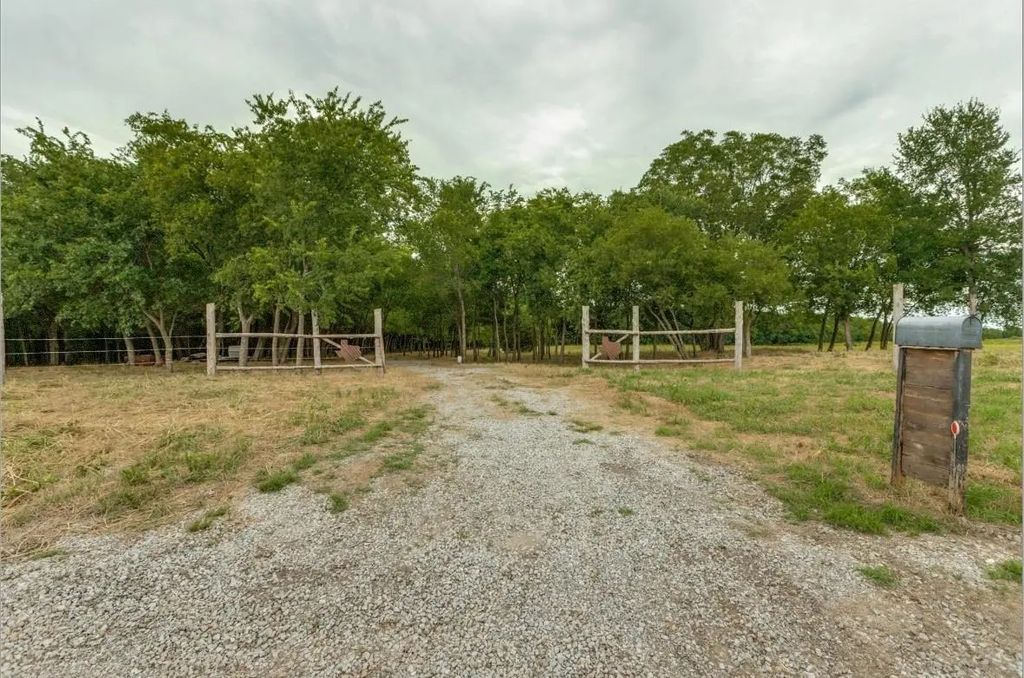 3805 County Rd, Wolfe City