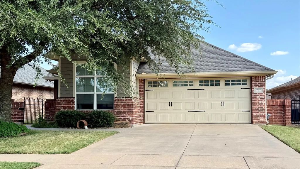 202 Captains Court, Granbury