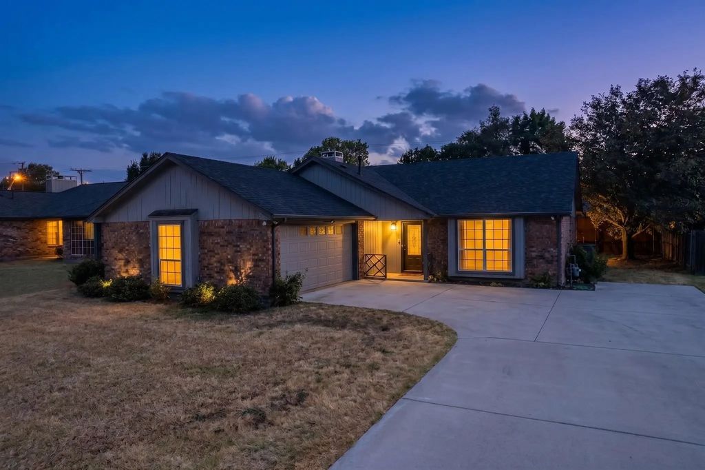 107 Modene Avenue, Waxahachie