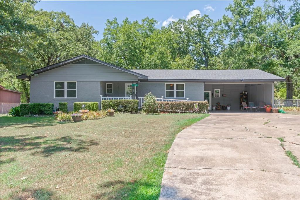 1207 Lakeside Drive, Grand Saline