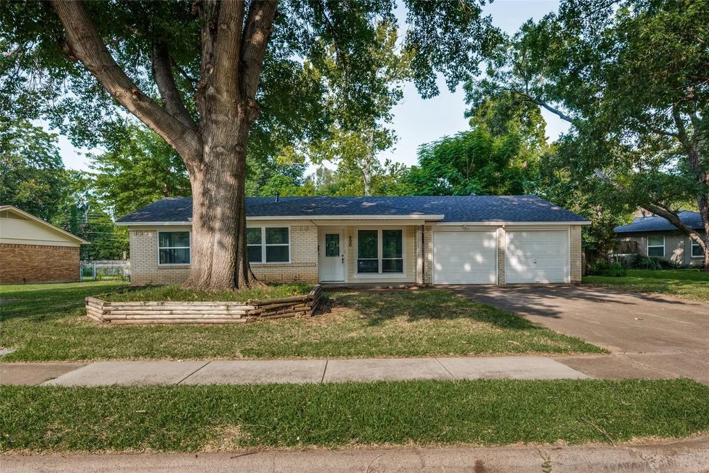 800 Sherwood Drive, Arlington