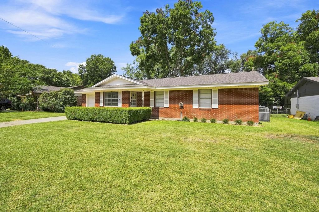1420 Austin Drive, Ennis
