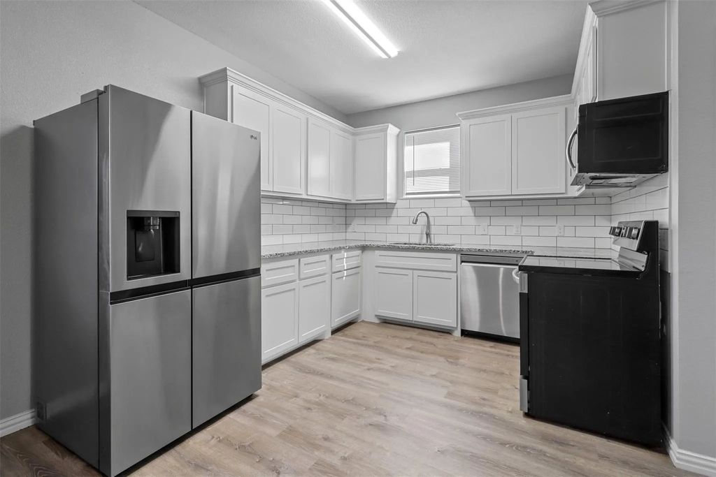 525-527 E Ball Street 525, Tom Bean