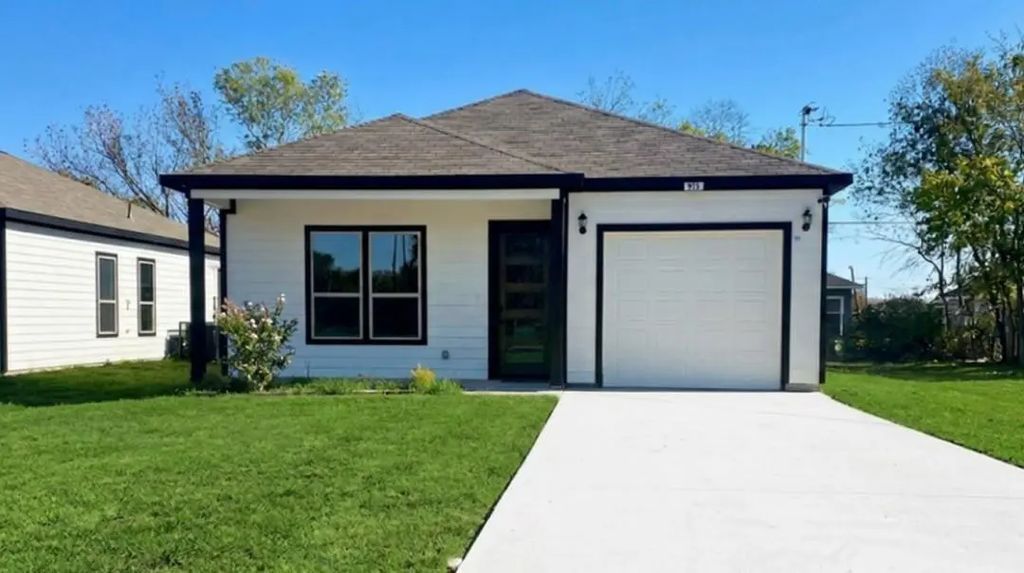 915 E 11th Avenue, Corsicana