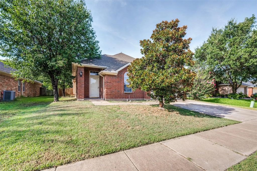 1351 Clearwater Drive, Grand Prairie