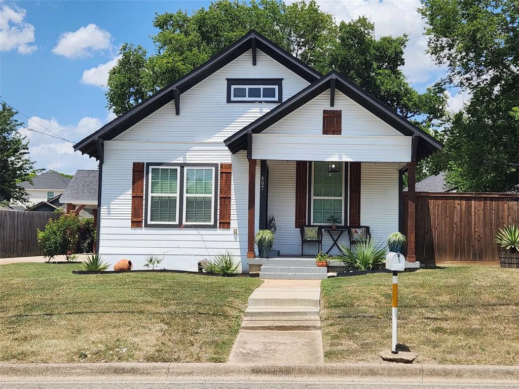 607 Dr Martin Luther King Jr Boulevard, Waxahachie