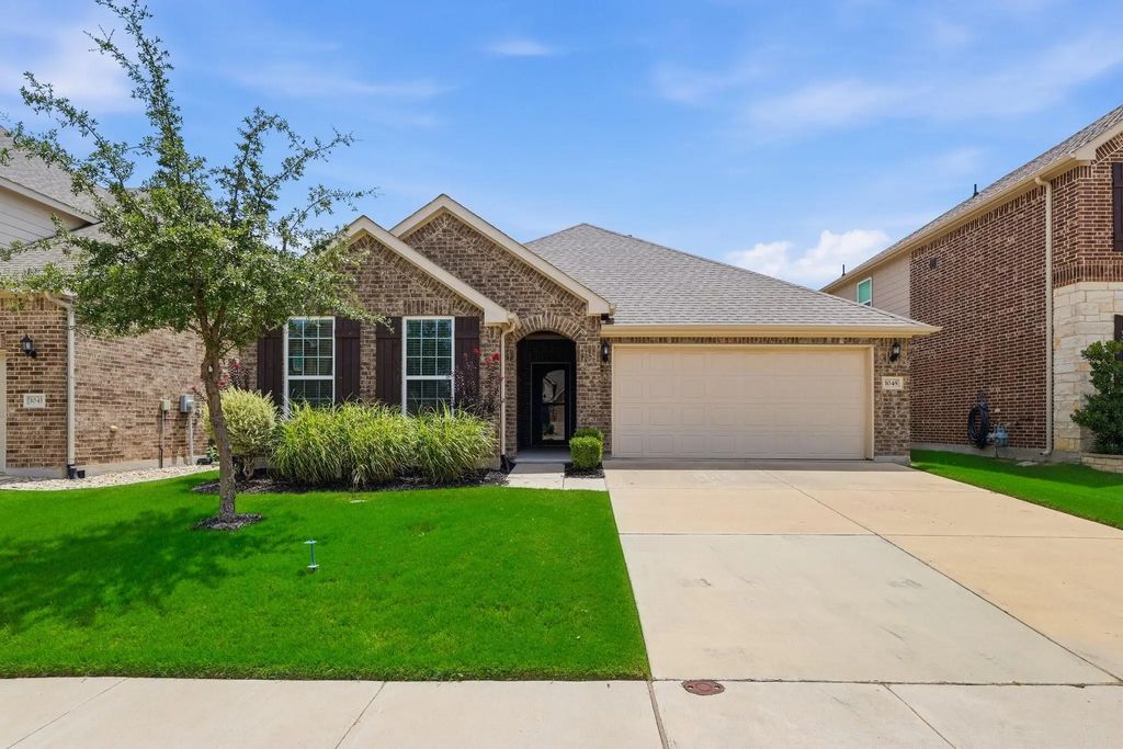 1045 Twisting Ridge Terrace, Fort Worth