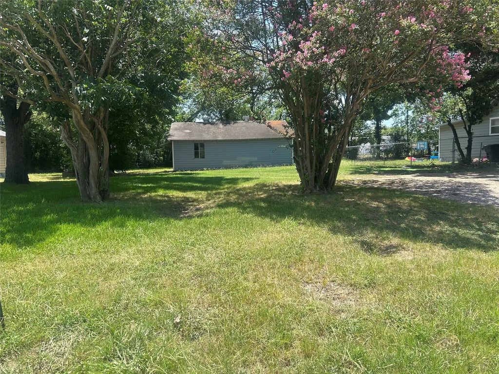1008 E High Street, Terrell