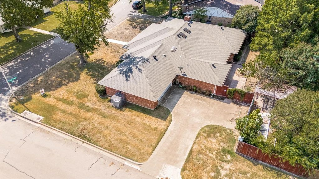 9015 Hunters Glen Trail, Fort Worth