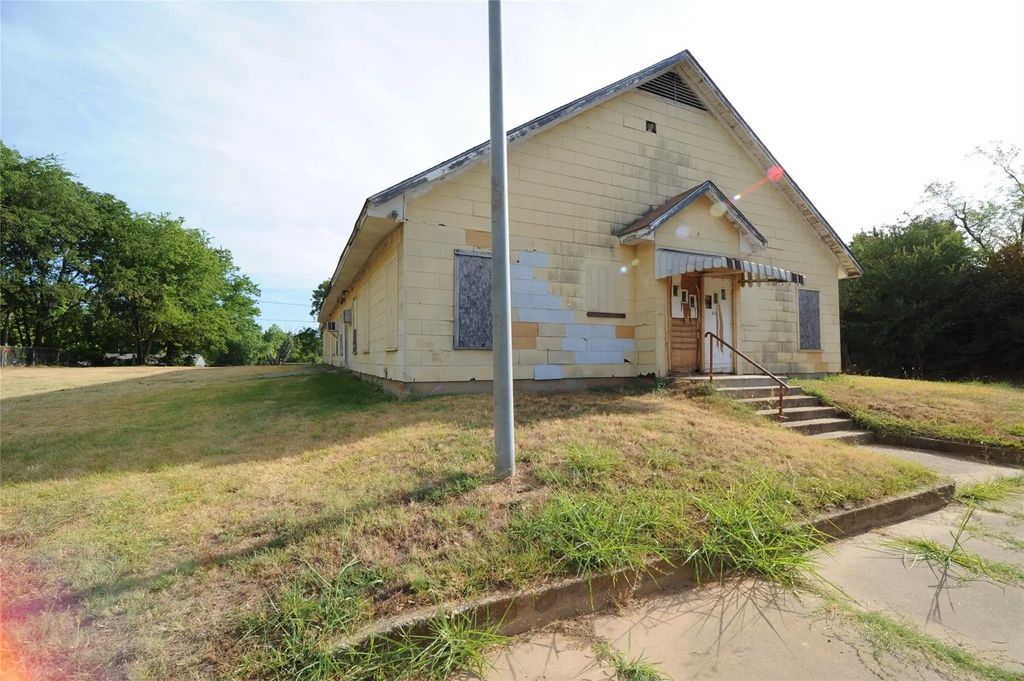 631 E Woodard Street, Denison