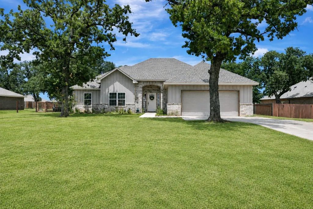 917 E 3rd Street, Springtown