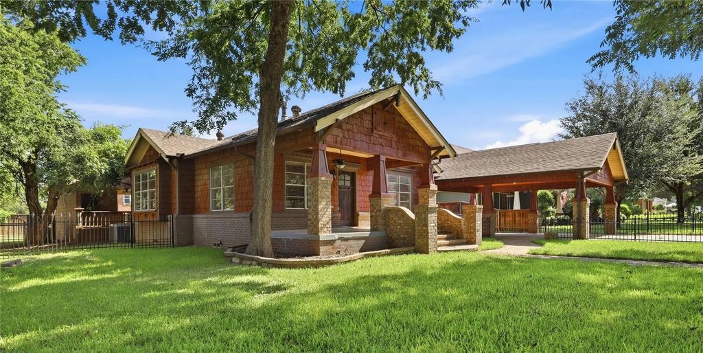 815 Brazos Street, Graham