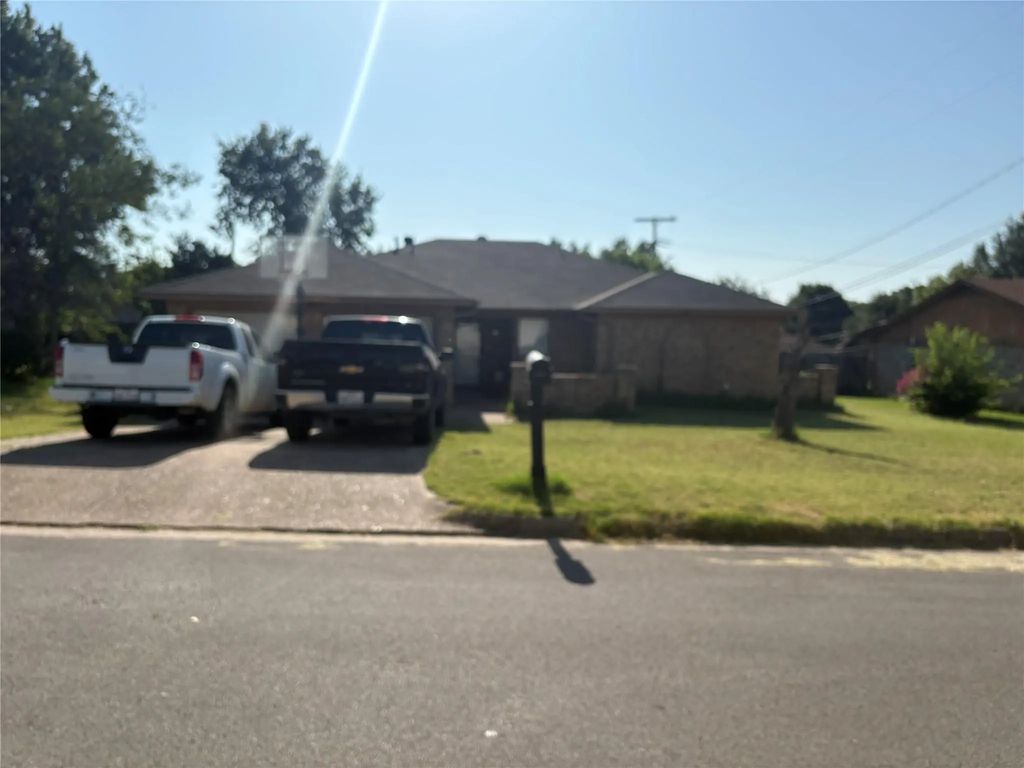 909 Cottonwood Trail, Benbrook