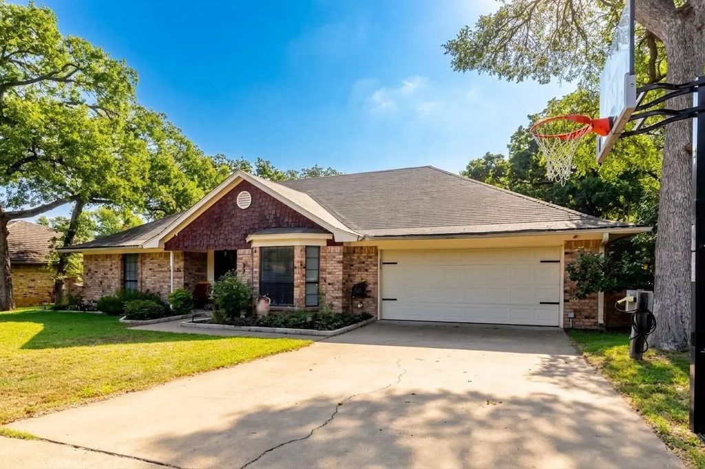 22 Greenbriar Street, Mineral Wells