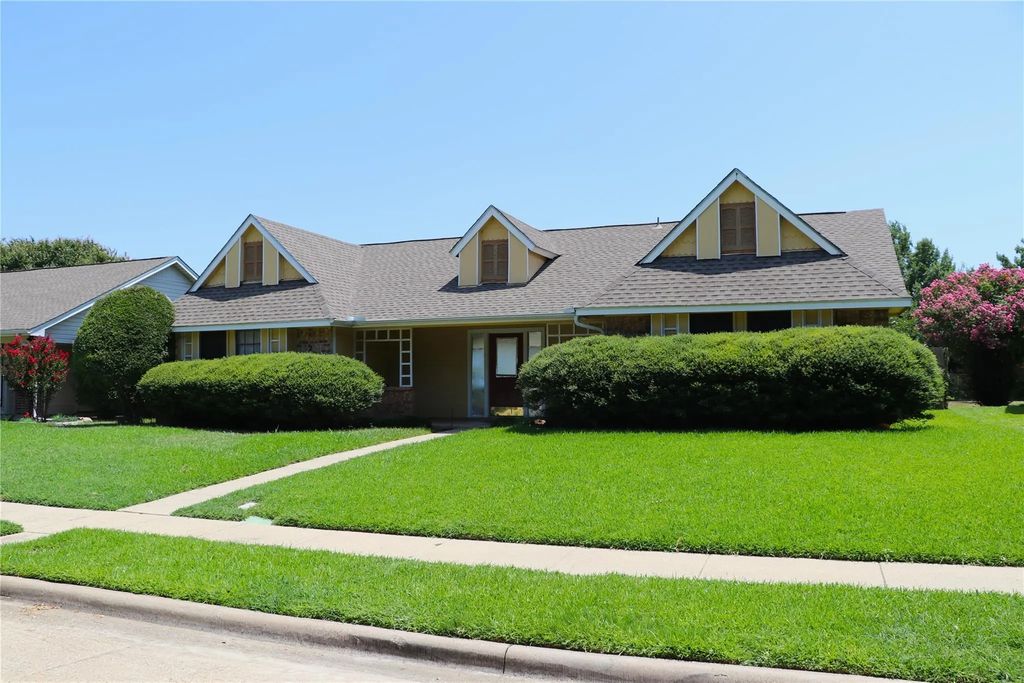 202 Creekside Lane, Coppell