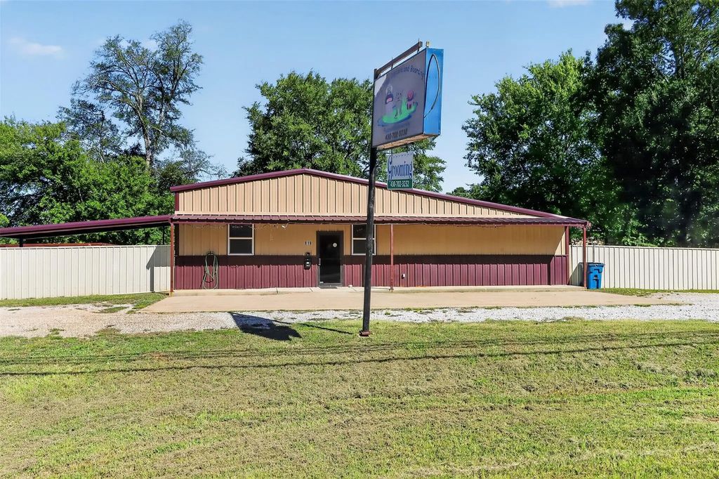 819 N Main Street, Gladewater