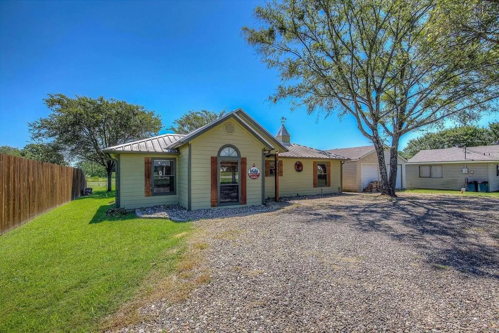 166 County Road 1559, Alba