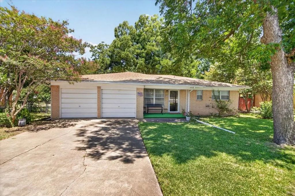 307 Estates Drive, Woodway