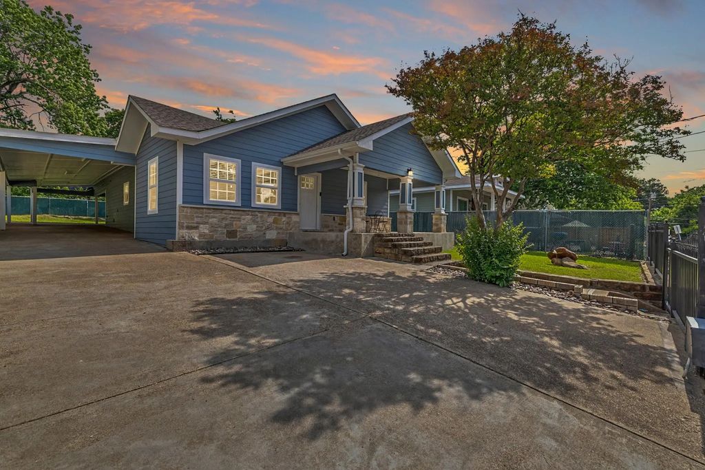 813 Brooks Avenue, Dallas