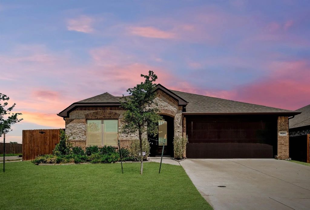 921 Amberwood Drive, Godley