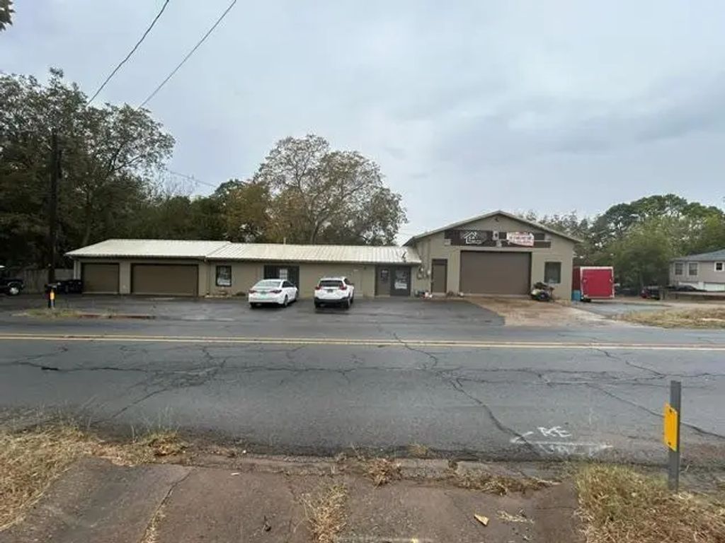 1211 S Armstrong Avenue, Denison