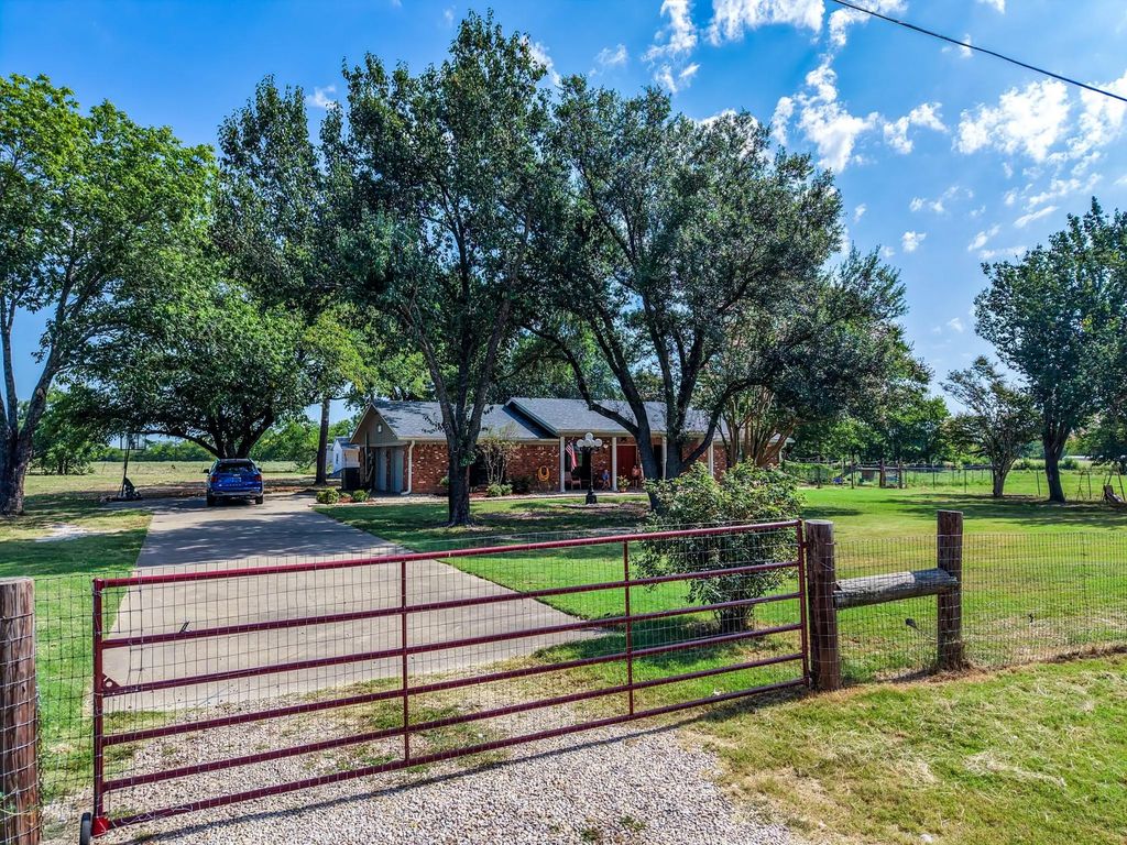 2767 County Road 1112, Brashear