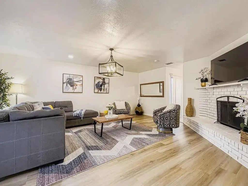2001 Newbury Drive, Arlington