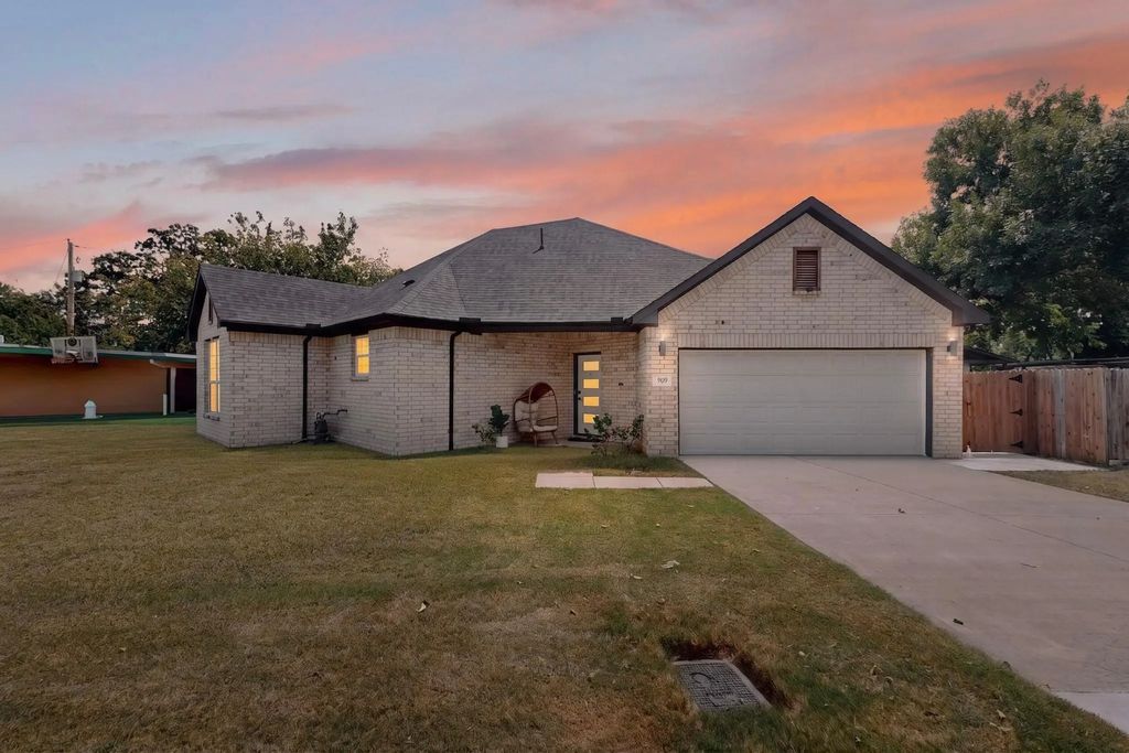909 Marcellus Court, Arlington