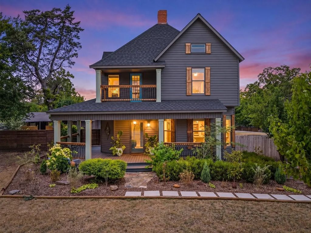1005 N Trinity Street, Decatur