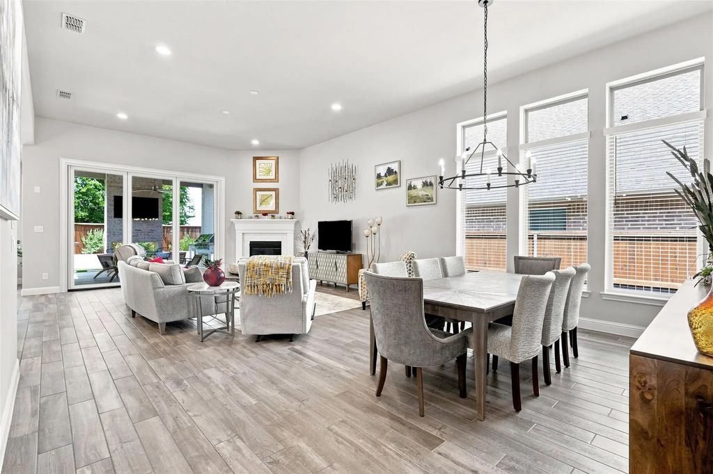 2505 Oxford Street, Melissa