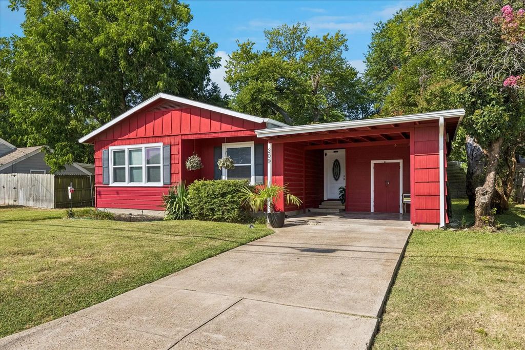 209 Kirksey Street, Waxahachie