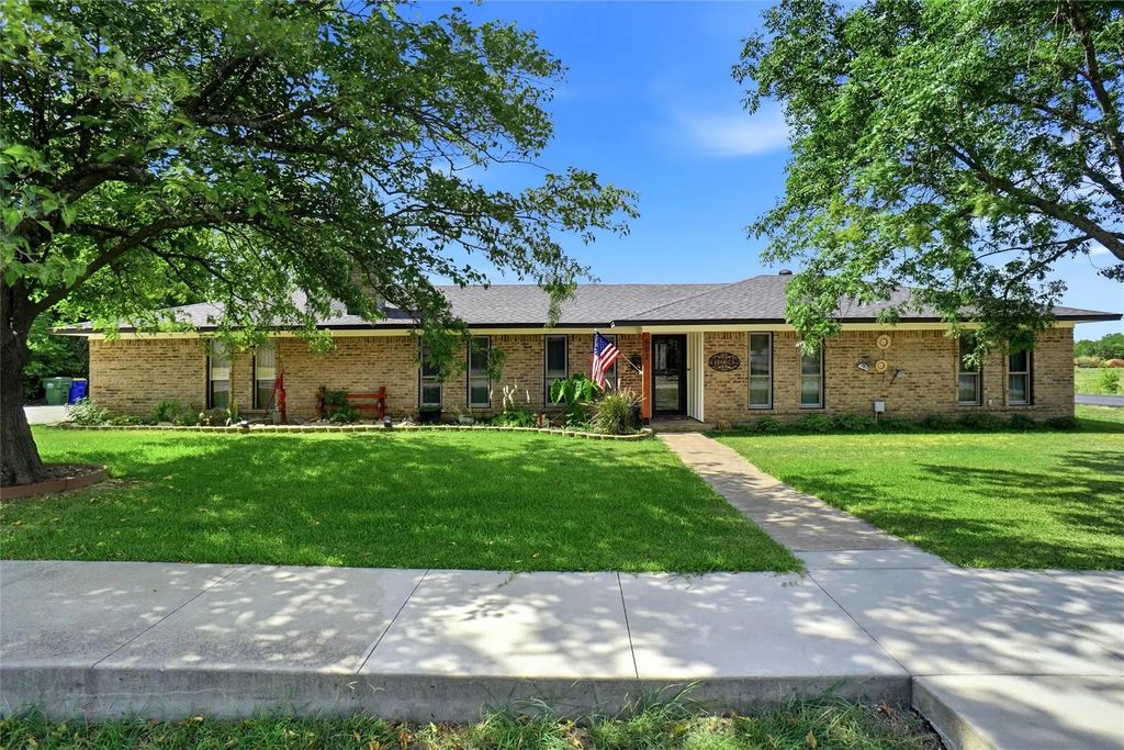 902 Meadowcreek Street, Krum