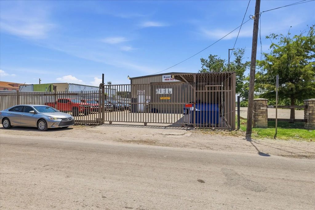 2136 California Crossing Road, Dallas