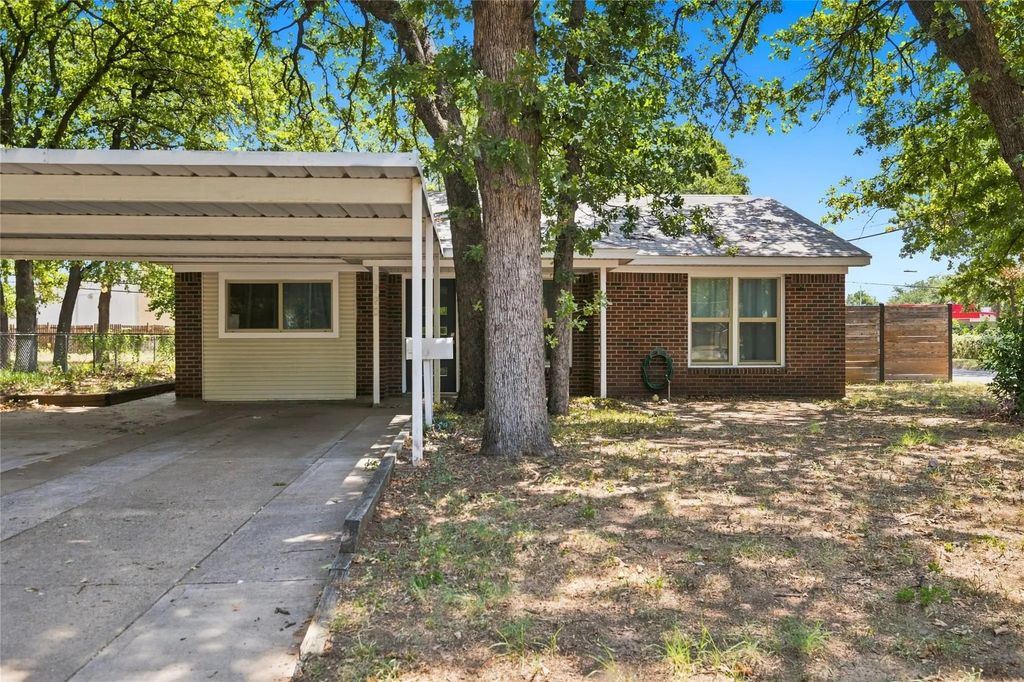 720 Thersa Drive, River Oaks