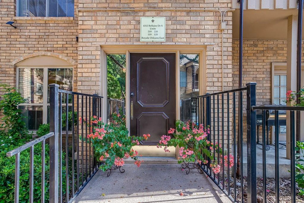 4312 Bellaire Drive S 219, Fort Worth