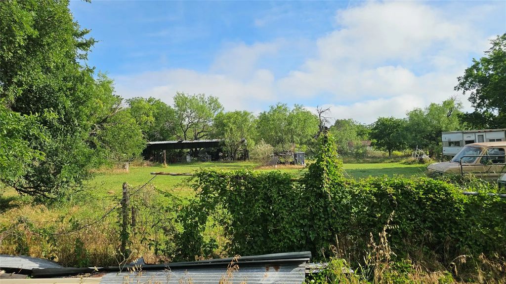 201 E Pecan Street, Mingus