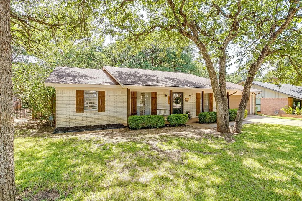 2814 Blackwood Drive, Arlington