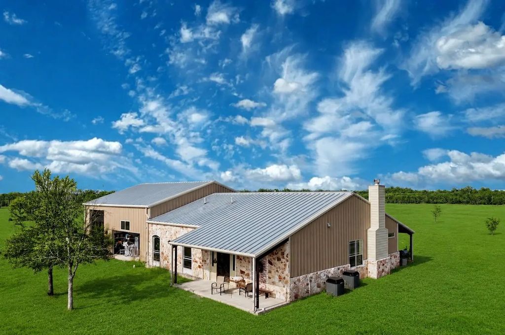 326 County Road 451, Waelder