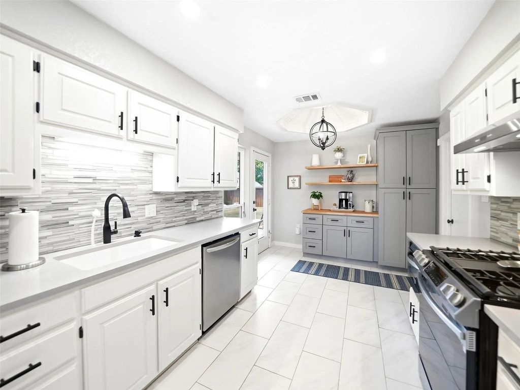 2136 Goldfinch Drive, Lewisville