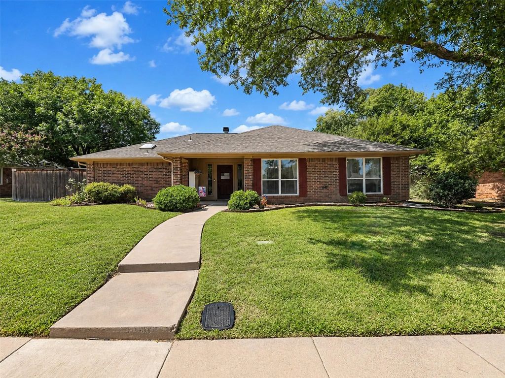 2136 Goldfinch Drive, Lewisville