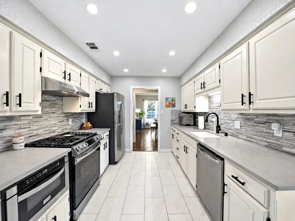 2136 Goldfinch Drive, Lewisville