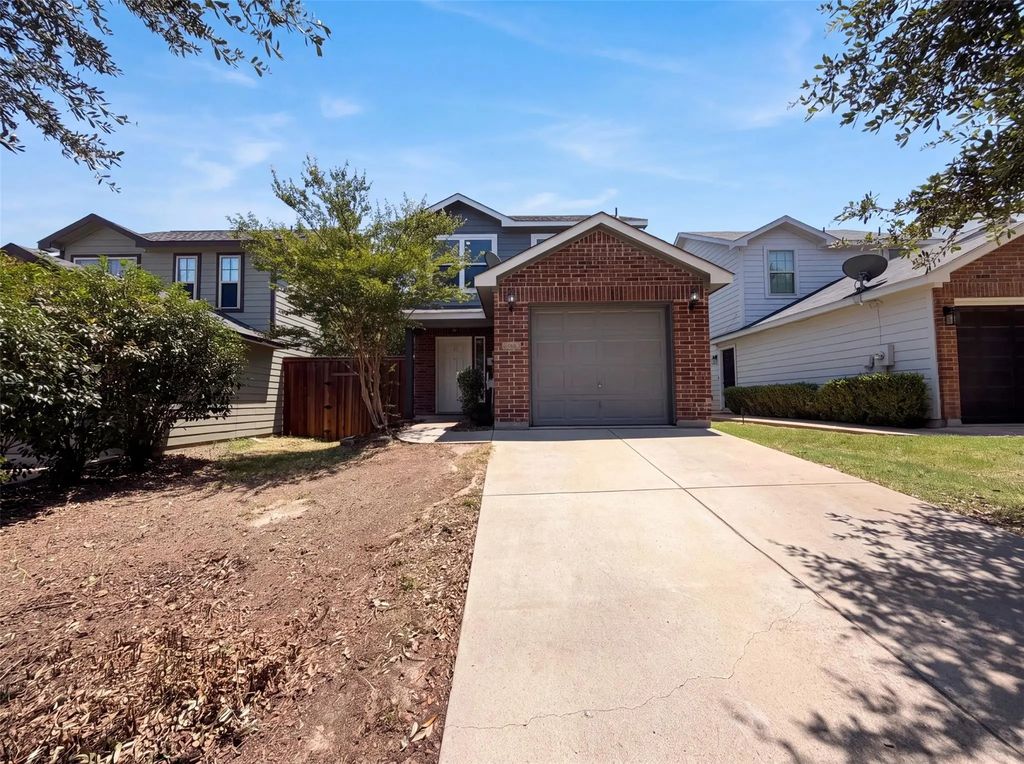 825 Village Point Lane, Fort Worth