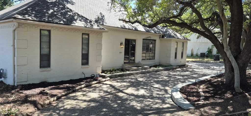1909 Dakar Road E, Fort Worth