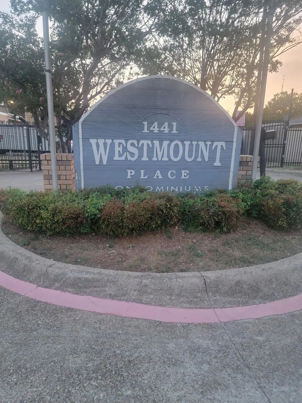 1441 Westmount Avenue 118, Dallas