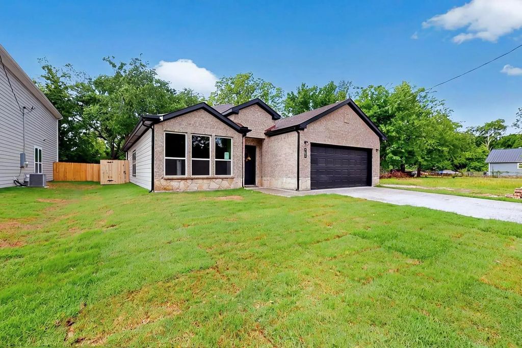 415 Martin Luther King Jr Street, Sulphur Springs